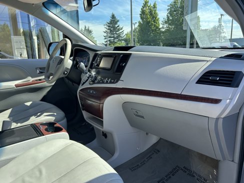 Used 2014 Toyota Sienna XLE image 33