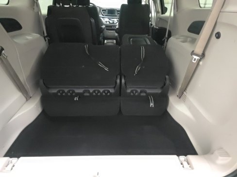 Used 2022 Chrysler Voyager LX image 12