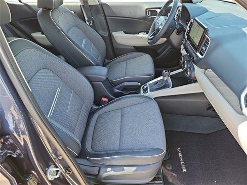 Used 2023 Hyundai Venue Limited image 14