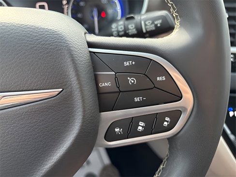 Used 2022 Chrysler Pacifica Touring-L image 11