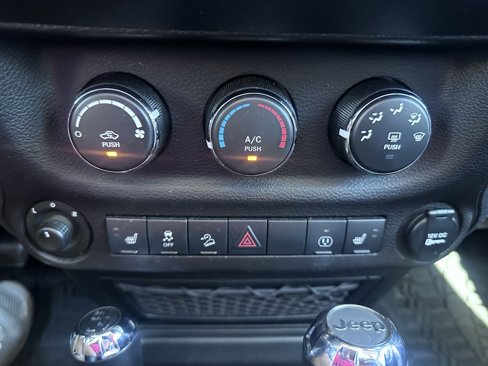 Used 2018 Jeep Wrangler Unlimited Sahara w/ Connectivity Group image 16