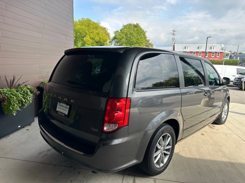 Used 2016 Dodge Grand Caravan SE image 7