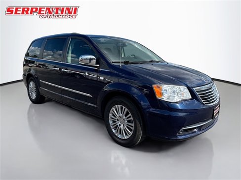Used 2014 Chrysler Town & Country Touring-L image 5