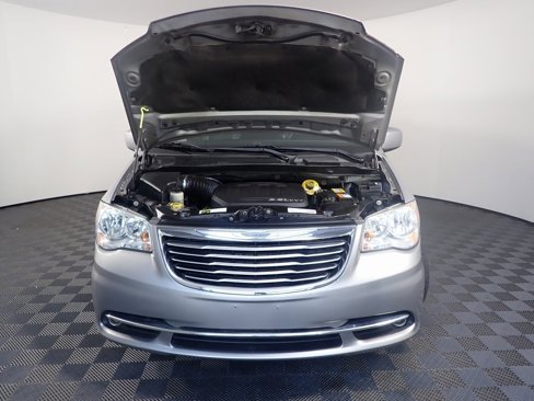 Used 2016 Chrysler Town & Country Touring image 3