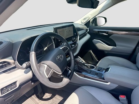 Used 2023 Toyota Highlander Limited image 9