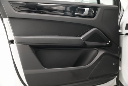 Used 2022 Porsche Cayenne w/ Premium Package image 36