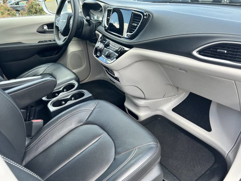 Used 2022 Chrysler Pacifica Touring-L image 22