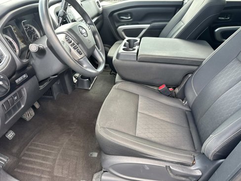 Used 2018 Nissan Titan SV image 12