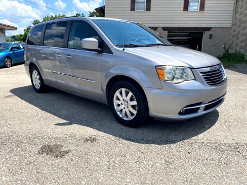 Used 2016 Chrysler Town & Country Touring image 3