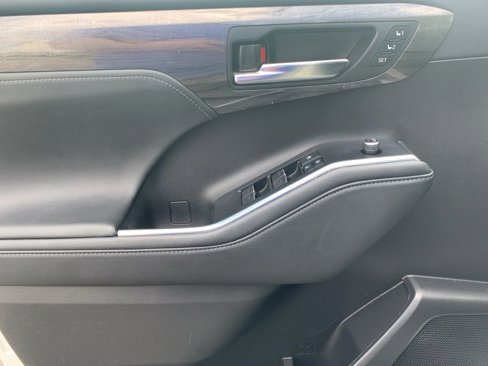 Used 2022 Toyota Highlander Limited image 12