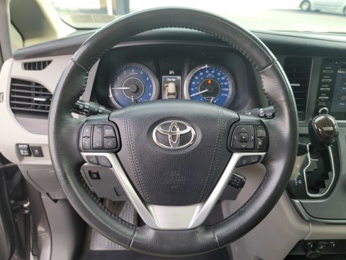 Used 2018 Toyota Sienna XLE image 17