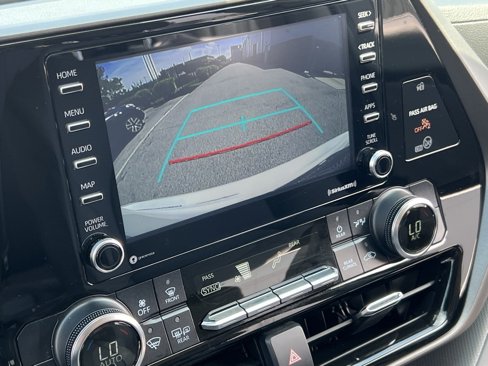 Used 2021 Toyota Highlander L image 25