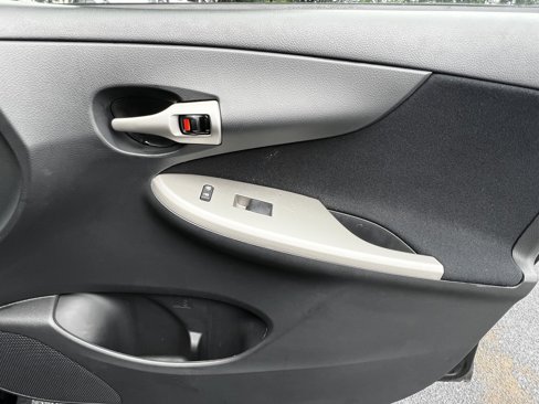 Used 2013 Toyota Corolla S image 37