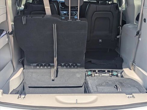 Used 2022 Chrysler Pacifica Touring-L image 6