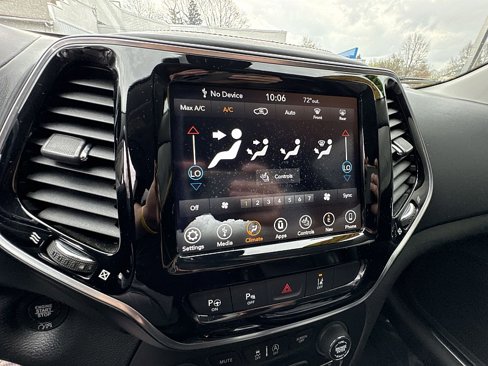 Used 2019 Jeep Cherokee Overland w/ Technology Group image 13