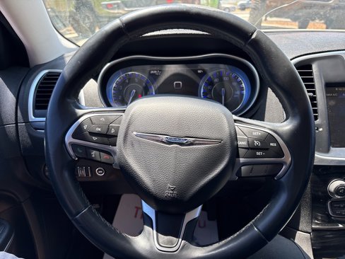 Used 2015 Chrysler 300 Limited image 29
