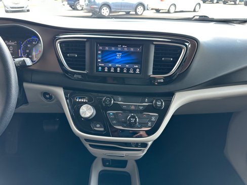 Used 2020 Chrysler Voyager LX image 25