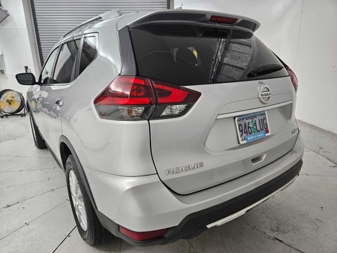 Used 2018 Nissan Rogue SV image 3