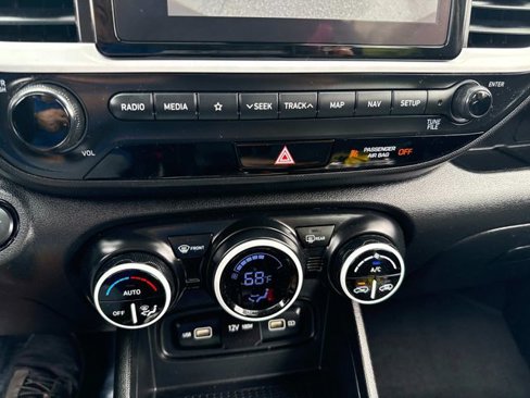 Certified 2022 Hyundai Venue Limited w/ Cargo Package image 22