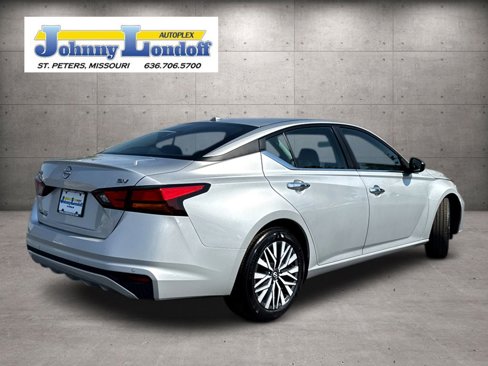 Used 2024 Nissan Altima 2.5 SV image 2