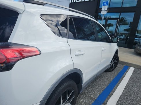 Used 2018 Toyota RAV4 SE image 2