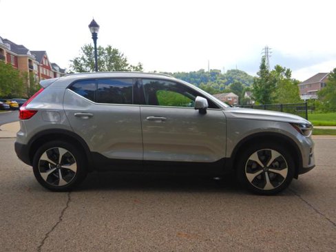 Used 2025 Volvo XC40 B5 Plus image 7