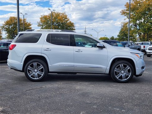 Used 2019 GMC Acadia Denali image 2