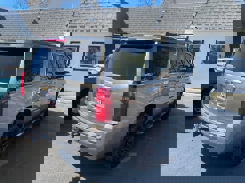 Used 2018 Chevrolet Tahoe LT image 3