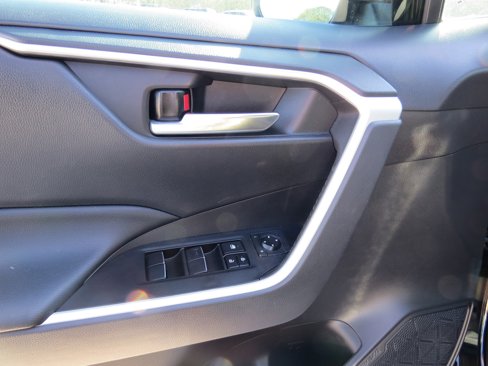 Used 2021 Toyota RAV4 XLE Premium image 17