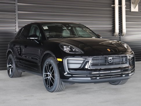 Certified 2023 Porsche Macan image 5