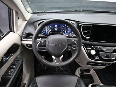 Used 2023 Chrysler Pacifica Touring-L image 22