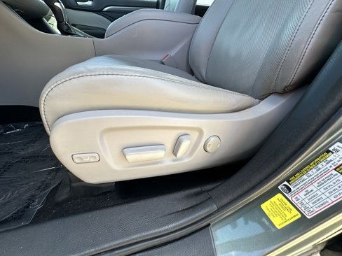 Used 2018 Toyota Highlander Limited image 22