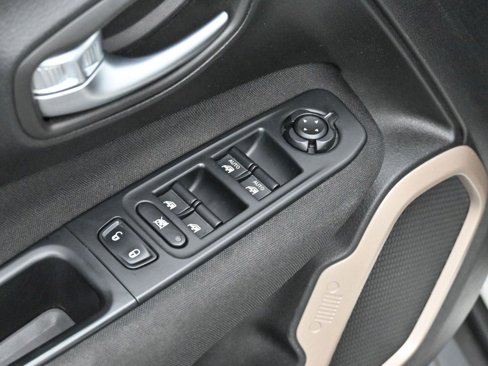 Used 2016 Jeep Renegade Latitude w/ Cold Weather Group image 10