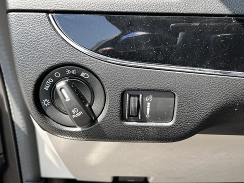 Used 2019 Dodge Grand Caravan SXT image 21
