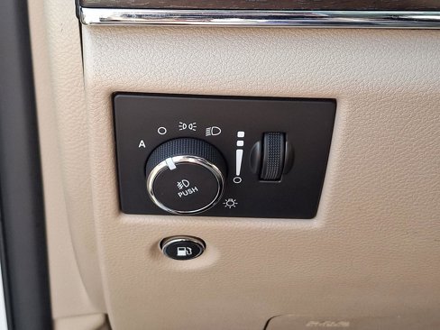 Used 2018 Jeep Grand Cherokee Limited image 24