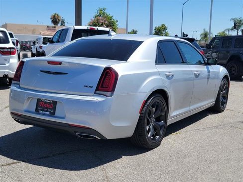 Certified 2022 Chrysler 300 Touring w/ Sport Appearance Package image 5