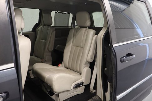 Used 2013 Chrysler Town & Country Touring-L image 12