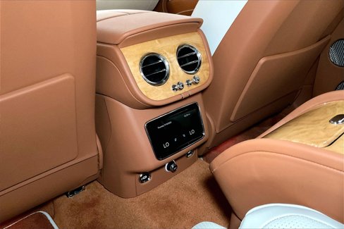 Used 2024 Bentley Bentayga image 34