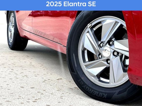 Used 2025 Hyundai Elantra SE image 2