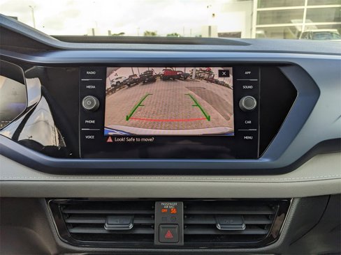Certified 2024 Volkswagen Taos SE image 25
