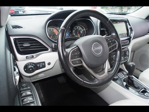 Used 2020 Jeep Cherokee Limited image 18