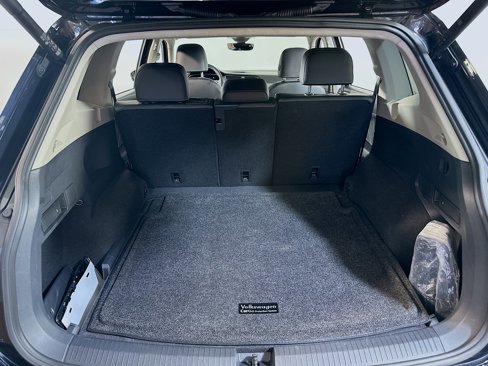Used 2022 Volkswagen Tiguan SE w/ Panoramic Sunroof Package image 9