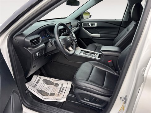 Used 2022 Ford Explorer XLT w/ Equipment Group 202A image 9
