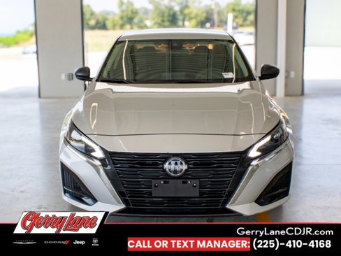 Used 2024 Nissan Altima 2.5 SV image 2
