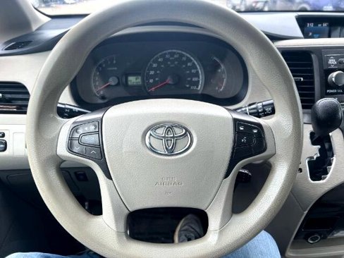 Used 2014 Toyota Sienna LE image 5