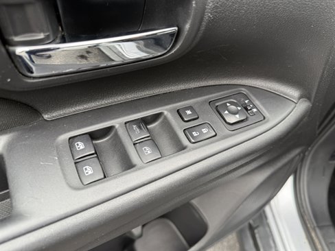 Used 2017 Mitsubishi Outlander SE image 11