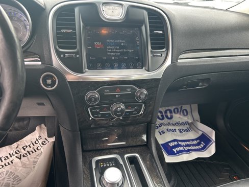Used 2017 Chrysler 300 C image 30