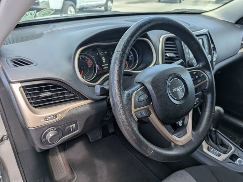 Used 2016 Jeep Cherokee Sport image 14