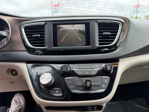 Used 2020 Chrysler Voyager LX image 30