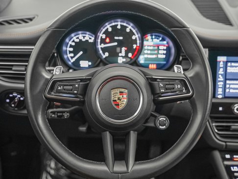 Certified 2024 Porsche Macan image 17
